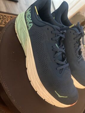 Hoka Arahi 7 navy with mint & white cushioned running shoes